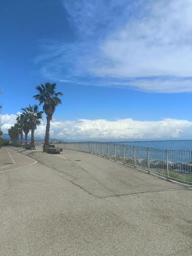 Casa Vacanze Via Nizza 57 Zinola-Wifi Savona Exterior photo